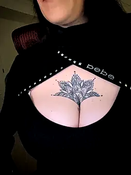 BustyVampyre online show from April 3, 2026, 3:37 am