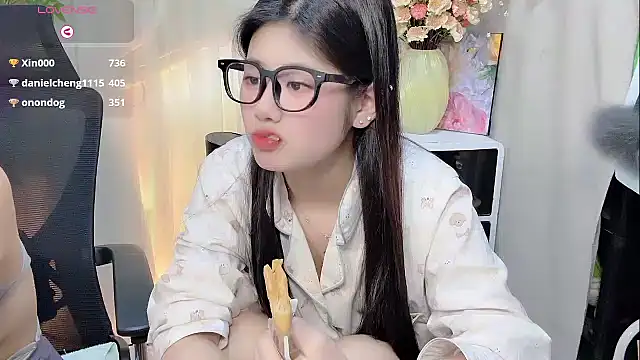 Yvonne-07 online show from December 15, 2025, 1:54 am