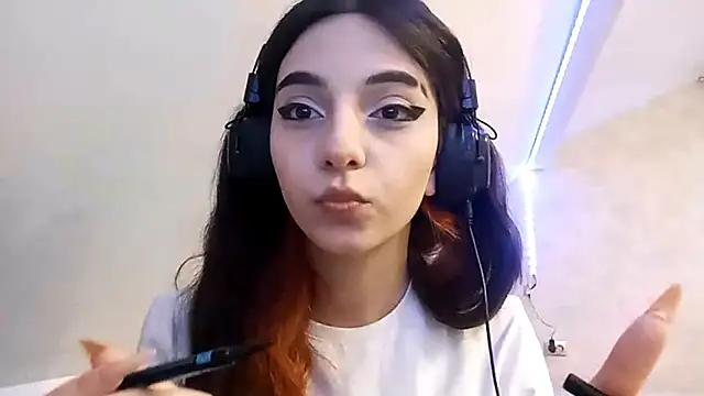 KizzieSchronce online show from December 14, 2025, 4:07 am