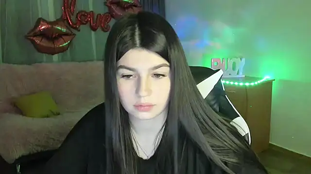 KisaModel online show from April 18, 2026, 5:28 pm