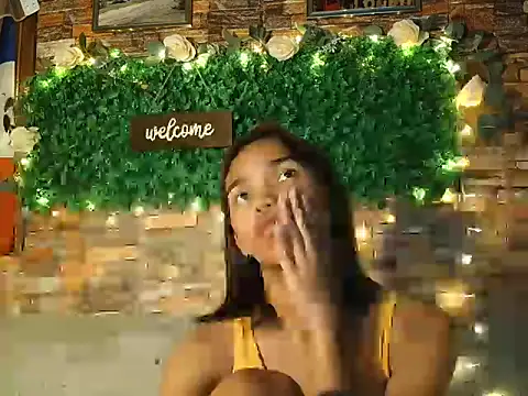 Snapshot of LaurenePh2 chatting on December 20, 2025, 10:00 am LaurenePh2 online show from December 20, 2025, 10:00 am