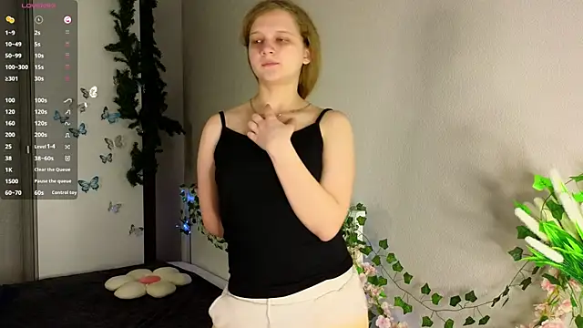 HazeElariel online show from April 13, 2026, 3:06 pm