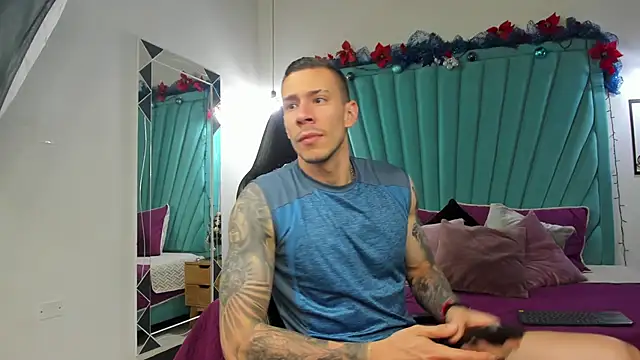 Snapshot of J_king__ chatting on December 17, 2025, 12:44 pm J king online show from December 17, 2025, 12:44 pm