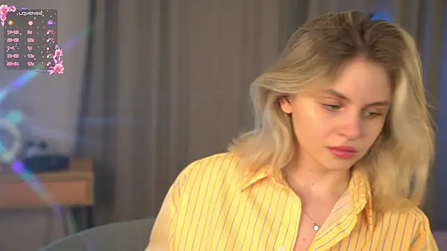 LuneaEvienne online show from December 19, 2025, 12:34 pm