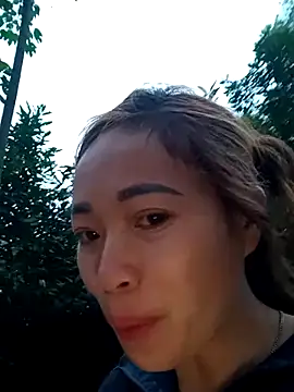 Snapshot of little-effy chatting on April 1, 2026, 11:22 am little-effy online show from April 1, 2026, 11:22 am