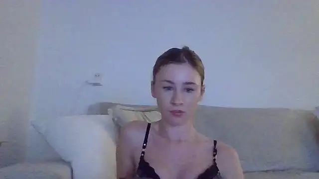 xxQueenxx online show from December 15, 2025, 7:18 pm