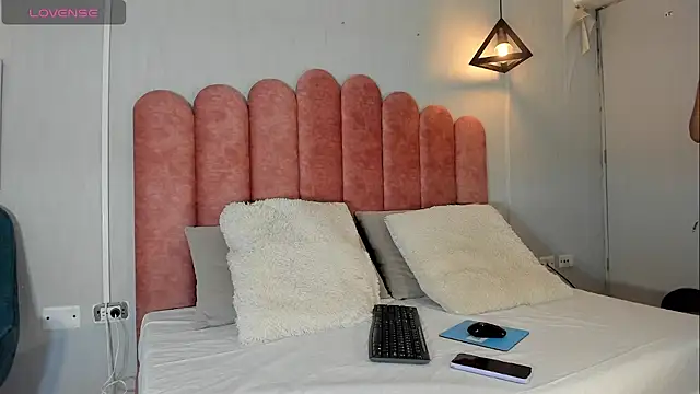 bella jonnes  online show from December 17, 2025, 8:26 pm