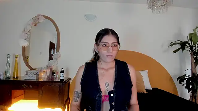 liaa moretti  online show from February 10, 2026, 7:29 pm