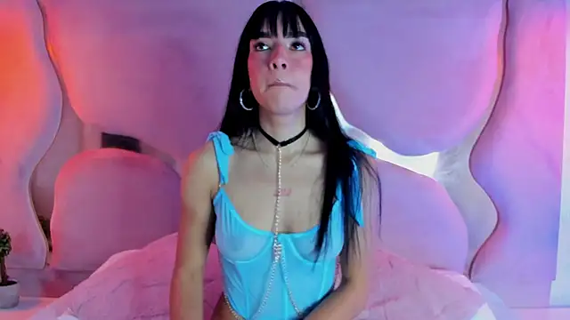 lunajones   online show from December 13, 2025, 10:48 pm