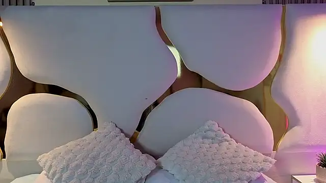 lunajones   online show from December 15, 2025, 8:46 pm