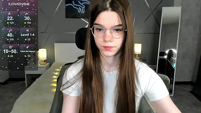 Snapshot of miss__evelyne chatting on December 18, 2025, 1:33 am miss evelyne online show from December 18, 2025, 1:33 am