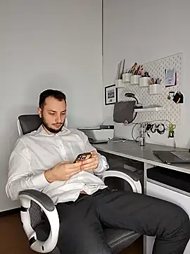 Lovebackground online show from December 4, 2024, 11:30 am