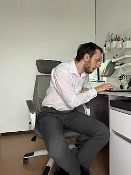 Lovebackground online show from March 4, 2026, 8:42 am