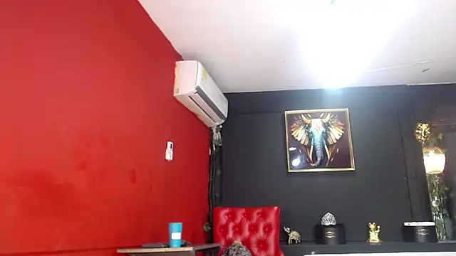 Layla Isabel online show from December 17, 2025, 12:44 pm