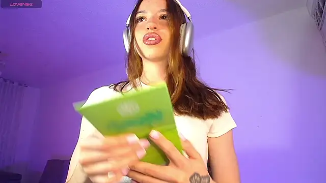 alina lee online show from March 10, 2026, 1:32 am