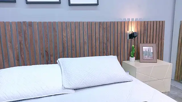 Mia Bellefort online show from April 6, 2026, 8:43 pm