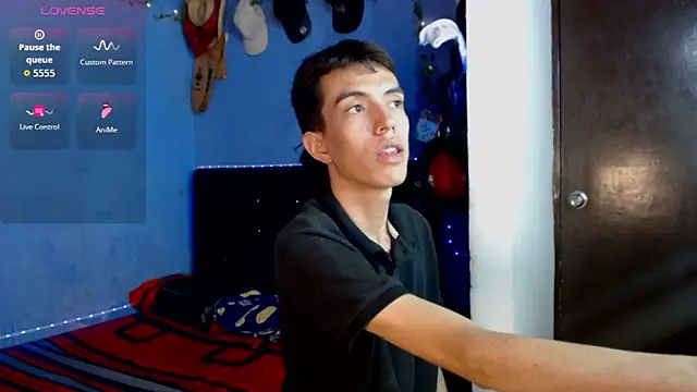 Juan Gomezz26 online show from May 25, 2026, 4:18 am