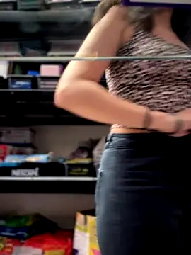 im loreinnn online show from December 17, 2025, 2:12 pm