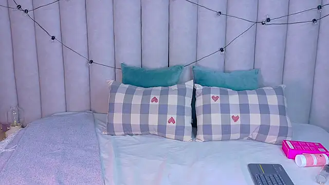 Miia Anderson online show from December 16, 2025, 7:41 pm