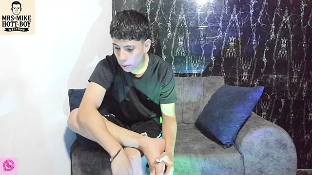 Mrs-mike-hott-boy online show from December 15, 2025, 1:10 am