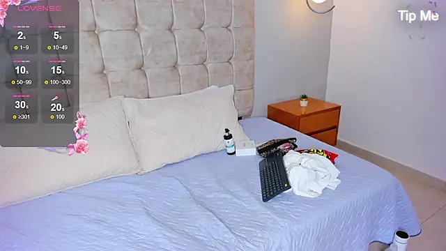 Lilie petite online show from December 18, 2025, 11:22 pm