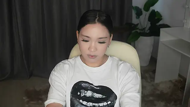 Snapshot of AyannaMilian chatting on December 15, 2025, 9:02 am AyannaMilian online show from December 15, 2025, 9:02 am