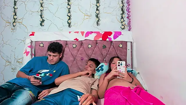 Trio Hot 77 online show from December 21, 2025, 3:08 pm