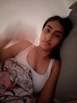 LindaRojas online show from December 17, 2025, 7:42 pm