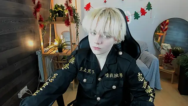 KellyKik online show from December 19, 2025, 8:27 pm