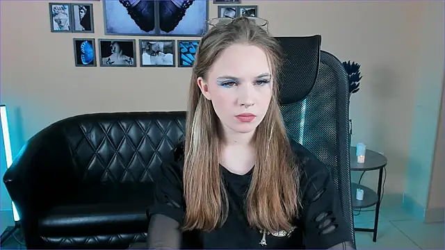 SsoniaRay online show from December 18, 2025, 7:36 am