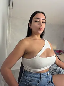 Snapshot of SamVega chatting on May 24, 2026, 1:32 am SamVega online show from May 24, 2026, 1:32 am
