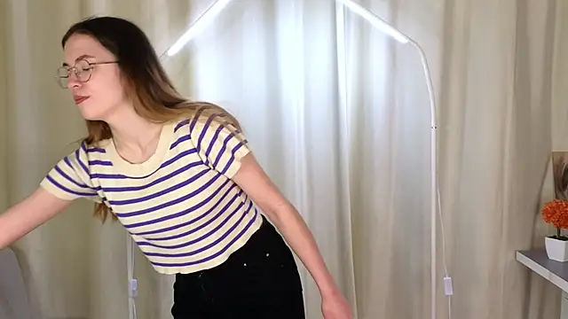 HalleyKeer online show from December 20, 2025, 4:14 pm