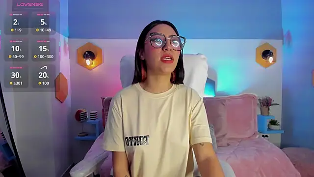 Hiyori Bloom  online show from January 16, 2026, 5:33 am