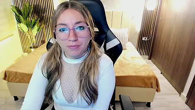 Violeta Dream  online show from December 15, 2025, 2:43 pm