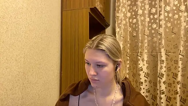 Snapshot of SkyeDavis chatting on December 18, 2025, 7:09 pm SkyeDavis online show from December 18, 2025, 7:09 pm