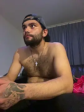 Snapshot of huffies_cam chatting on December 21, 2025, 1:35 am huffies cam online show from December 21, 2025, 1:35 am