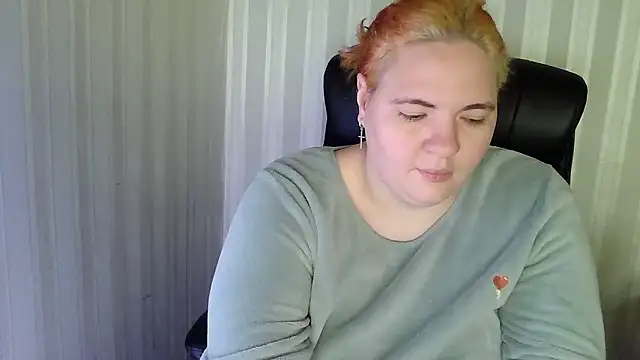 LissaLeon online show from December 18, 2025, 7:47 am