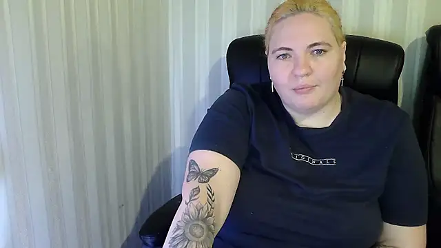 LissaLeon online show from December 18, 2025, 7:53 pm