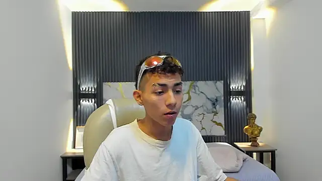 Snapshot of TaylerMiles chatting on January 14, 2026, 3:01 am TaylerMiles online show from January 14, 2026, 3:01 am