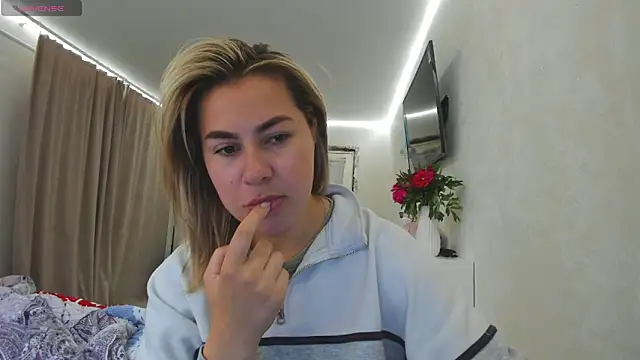 Snapshot of Roxi_Joy chatting on May 27, 2026, 8:11 am Roxi Joy online show from May 27, 2026, 8:11 am