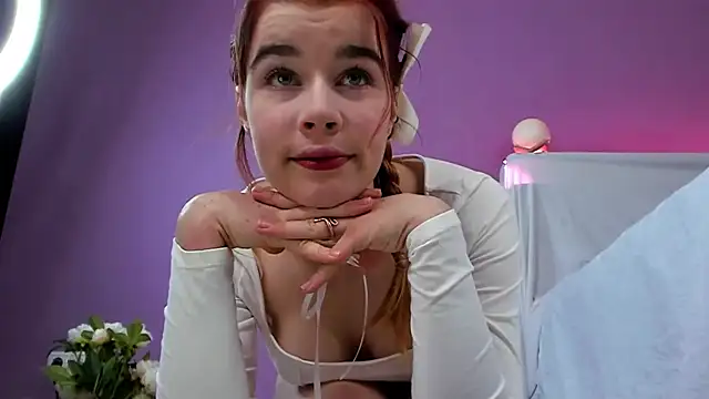 EilinWood online show from December 21, 2025, 2:13 pm