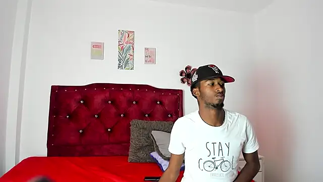 Snapshot of AllieyYZacks chatting on December 19, 2025, 1:29 pm AllieyYZacks online show from December 19, 2025, 1:29 pm