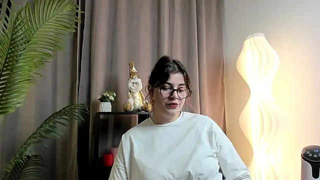 SuzieAllery online show from December 18, 2025, 10:32 am