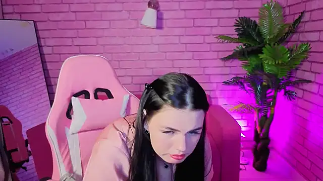 Mia Evelyn online show from December 21, 2025, 9:16 am