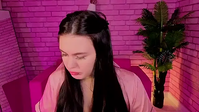 Mia Evelyn online show from December 23, 2025, 8:45 am