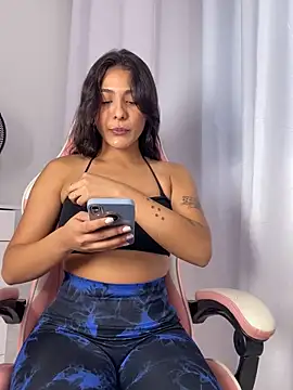 Laurapocah online show from December 18, 2025, 7:42 pm