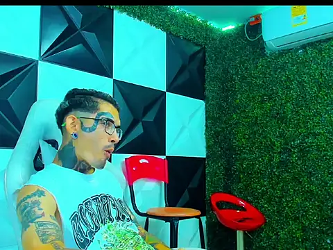 Boy tatto77 online show from March 12, 2026, 1:39 pm