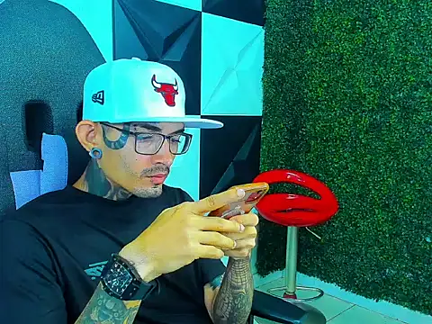 Boy tatto77 online show from March 22, 2026, 12:41 pm