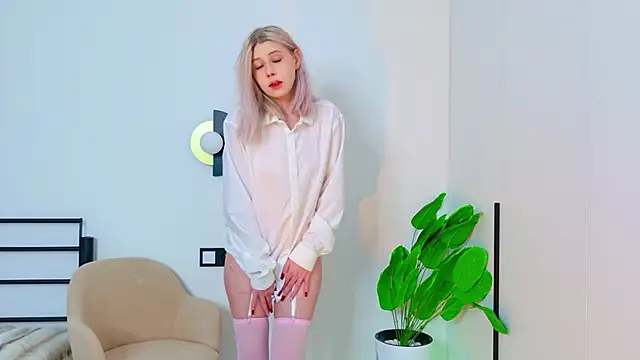 MidnightLily  online show from March 23, 2026, 2:37 am