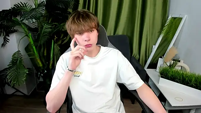 andyyzzz online show from June 25, 2026, 7:07 pm